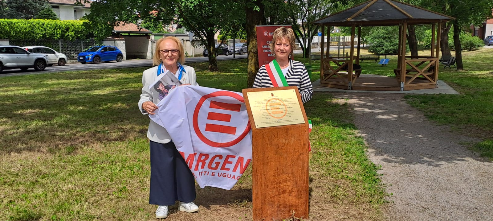San Vittore Olona cerimonia di dedica giardini di via Mazzini a Gino Strada e Teresa Sarti con sindaca Daniela Colombo