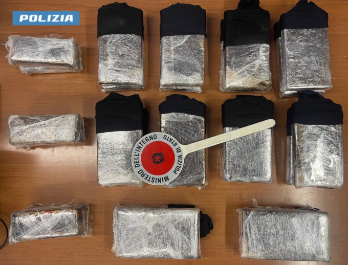 Più di 25 chili di droga con un pullman dall’Albania: arrestate tre persone