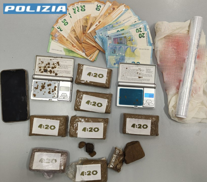 Spacciava a bordo della propria auto: arrestato 23enne