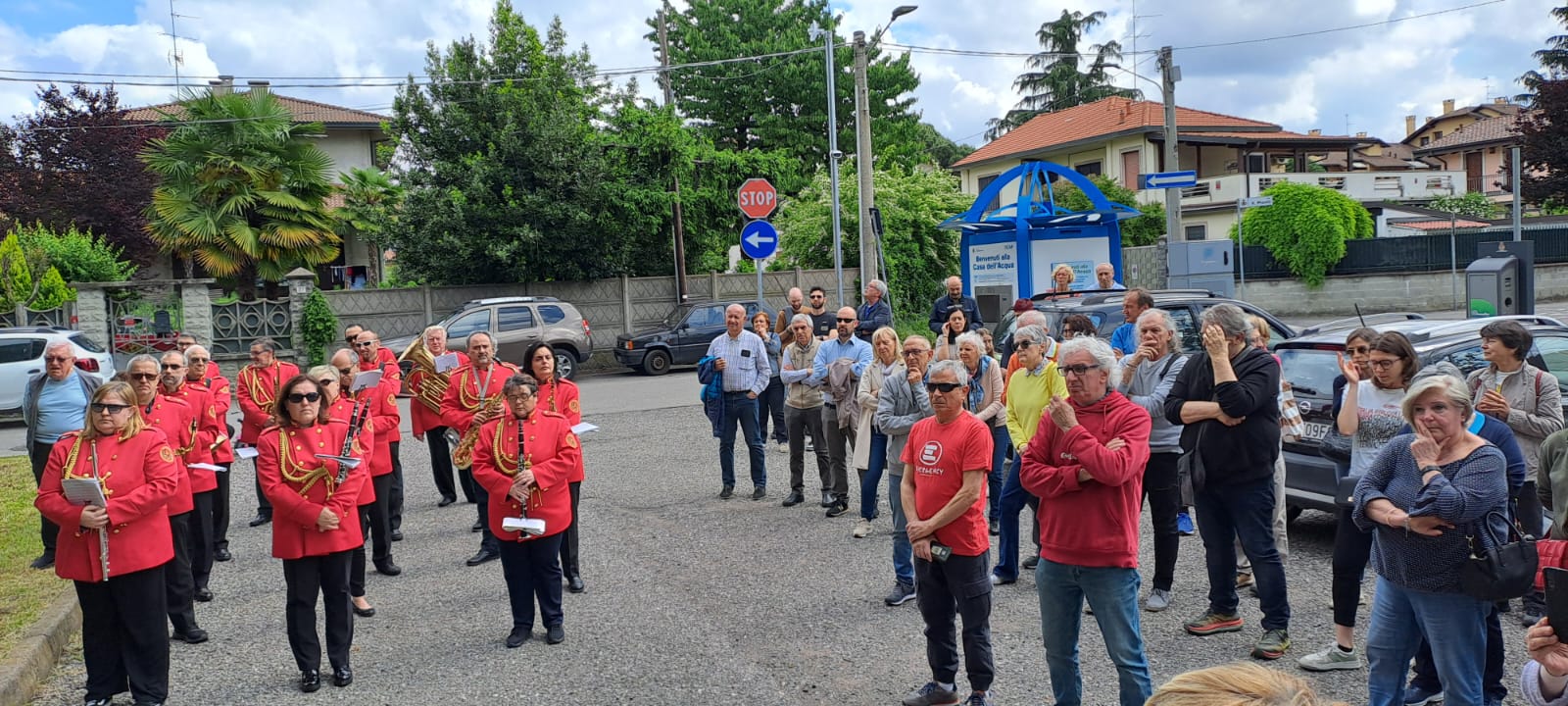 San Vittore Olona cerimonia di dedica giardini di via Mazzini a Gino Strada e Teresa Sarti con sindaca Daniela Colombo