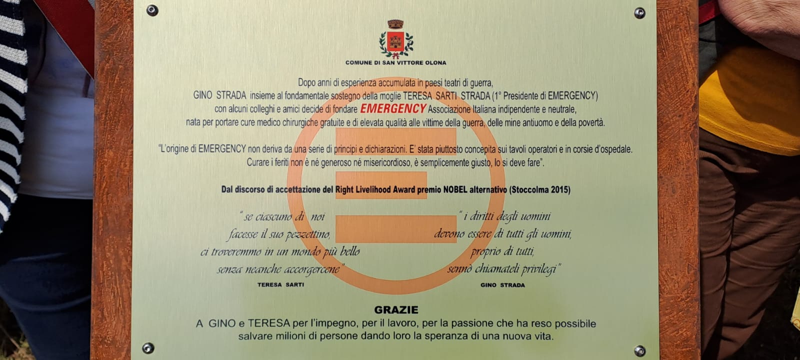 San Vittore Olona cerimonia di dedica giardini di via Mazzini a Gino Strada e Teresa Sarti con sindaca Daniela Colombo