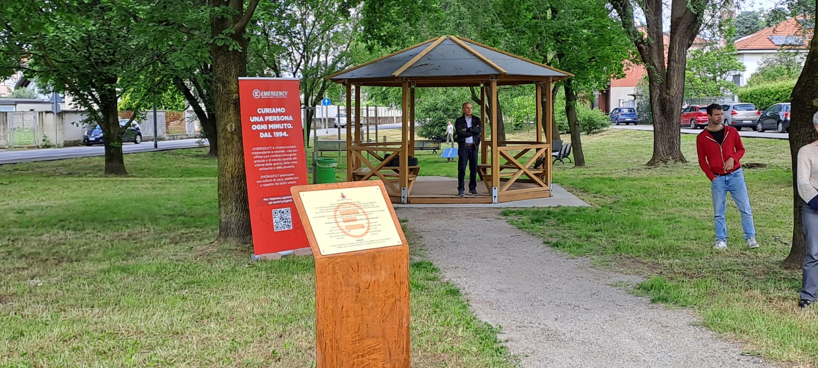 San Vittore Olona cerimonia di dedica giardini di via Mazzini a Gino Strada e Teresa Sarti con sindaca Daniela Colombo