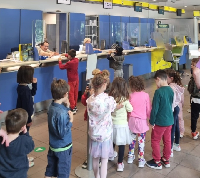 Un centinaio di bambini alle Poste per scoprire il mondo di pacchi e lettere