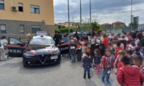 La scuola dell'infanzia in visita alla caserma dei Carabinieri