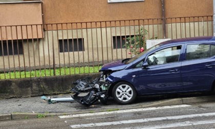 Perde il controllo dell'auto e abbatte il semaforo