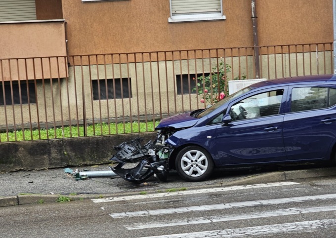 Perde il controllo dell’auto e abbatte il semaforo