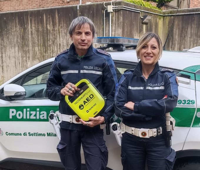 Malore in farmacia per una signora: viene salvata con il defibrillatore dagli agenti