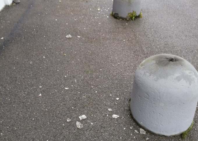 Vandali al cimitero: rompono decine di luci votive