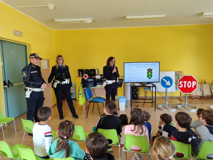 Una “patente” per i più piccoli: l’asilo di Parabiago fa scuola