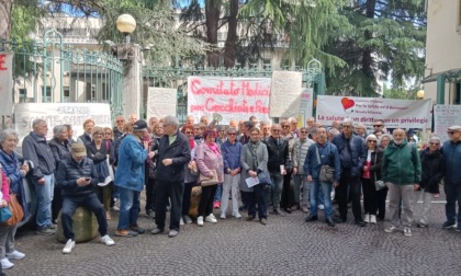 Manifestazione dei comitati davanti all'ospedale di Rho per una salute pubblica "Che funzioni"