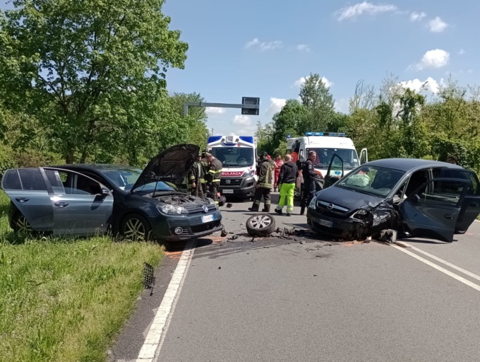 Frontale fra due auto: sul posto l’elisoccorso