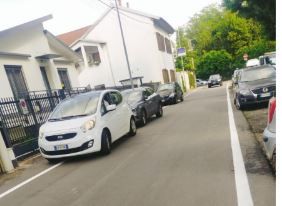 «Basta auto posteggiate in divieto»