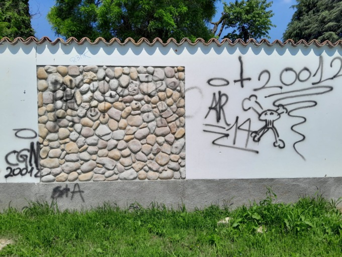 Vandali imbrattano muri e panchina