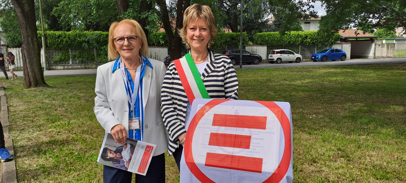 San Vittore Olona cerimonia di dedica giardini di via Mazzini a Gino Strada e Teresa Sarti con sindaca Daniela Colombo