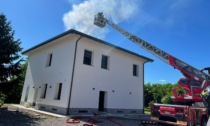 In fiamme il tetto di un'abitazione