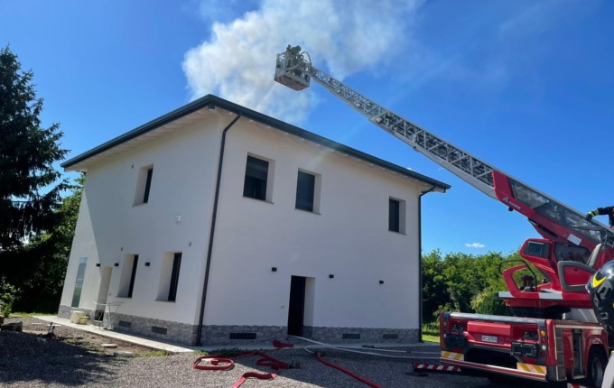 In fiamme il tetto di un’abitazione