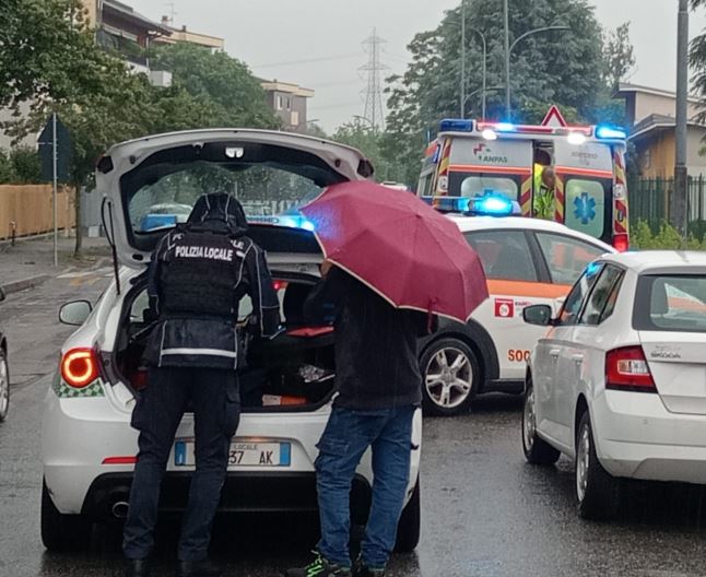 Apre la portiera e «investe» 23enne su un monopattino