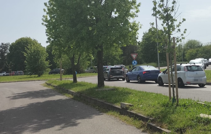 Piattaforma ecologica con sbarra guasta, code per centinaia di metri