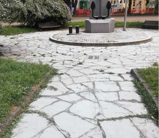Rubano gli estintori dai palazzi e imbrattano piazza Marinai d’Italia