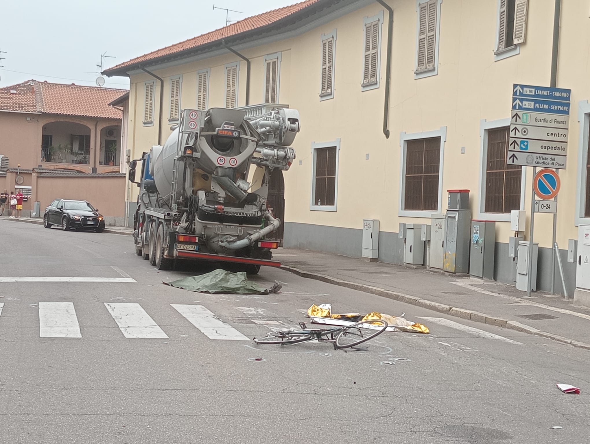 Rho incidente mortale ciclista betoniera corso Europa