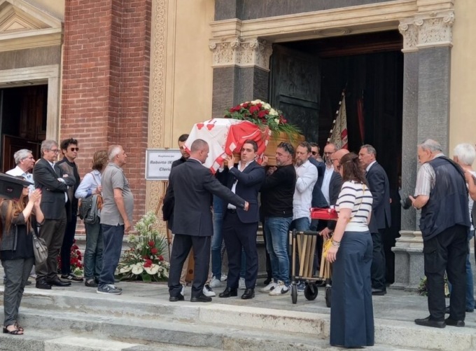 Chiesa gremita per l’ultimo saluto a Chicco Clerici, anima della Contrada San Magno