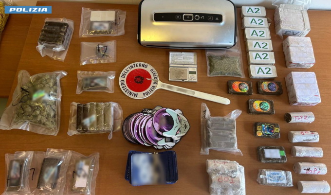 Sequestrati oltre sei chili di droga, cinque persone arrestate