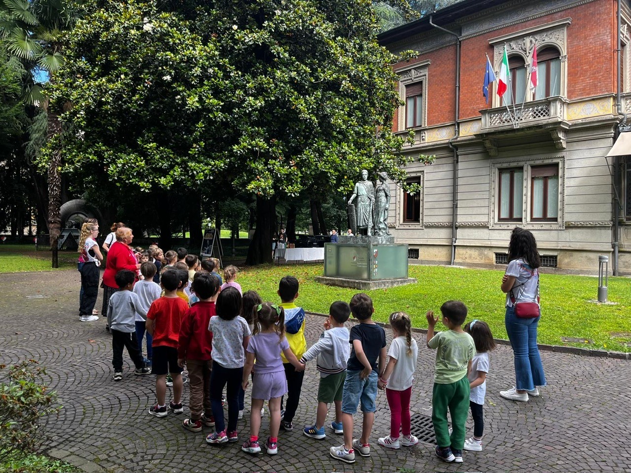 Scuola materna in visita alla Famiglia Legnanese