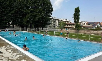 Inaugurata la piscina estiva, frizioni in Consiglio comunale