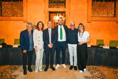 L’inno ufficiale del paese: ecco la prima mossa della Giunta Colombo
