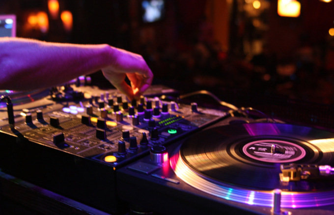 Lavorare come DJ: ecco il percorso che puoi fare