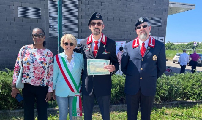 Consegna di un attestato di merito in occasione della Festa della Repubblica