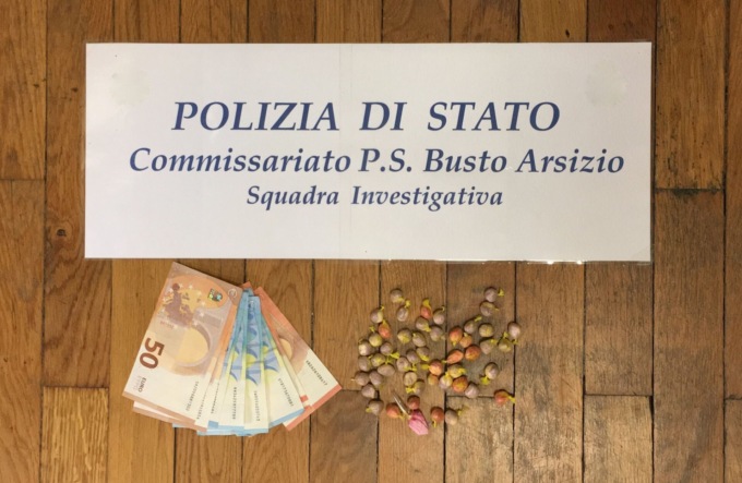 Pedinato e arrestato pusher con 49 dosi di cocaina