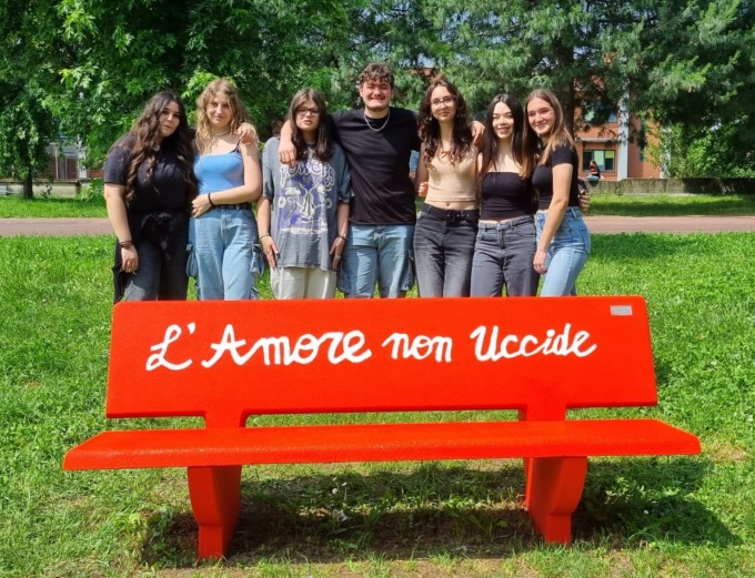 Una panchina rossa al “Torno” di Castano per dire stop alla violenza