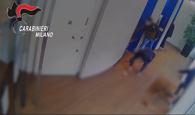 Rubavano i soldi prelevati al bancomat dagli anziani: arrestate 10 persone