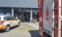Auto sfonda la vetrina del supermercato: paura a Parabiago