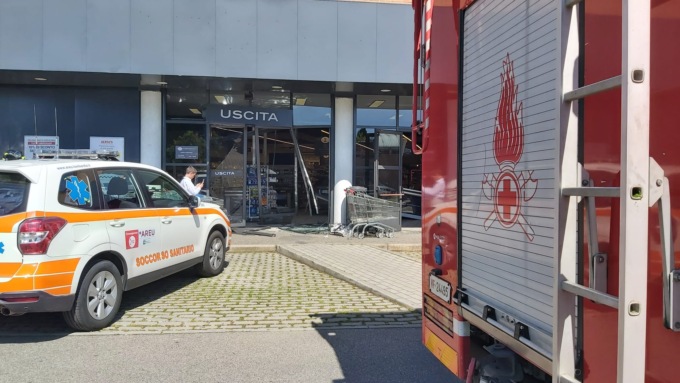 Auto sfonda la vetrina del supermercato: paura a Parabiago