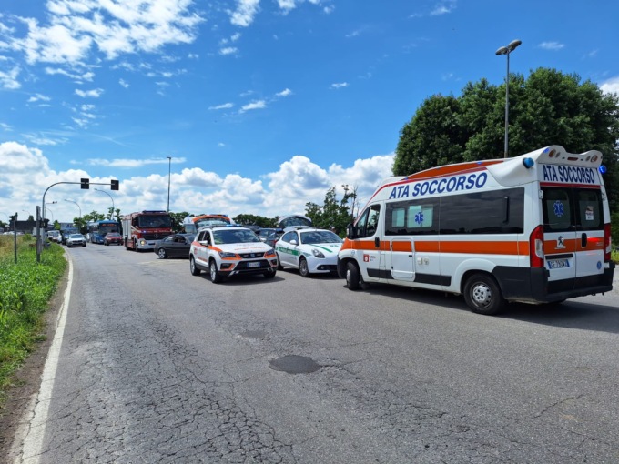 Frontale fra due auto: traffico in tilt lungo la provinciale