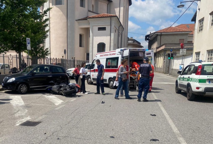 Incidente fra auto e moto: 18enne trasportato in ospedale