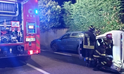 Perde il controllo dell'auto e si schianta sulle vetture in sosta: giovane in ospedale