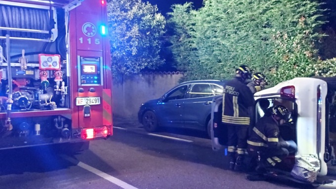 Perde il controllo dell’auto e si schianta sulle vetture in sosta: giovane in ospedale