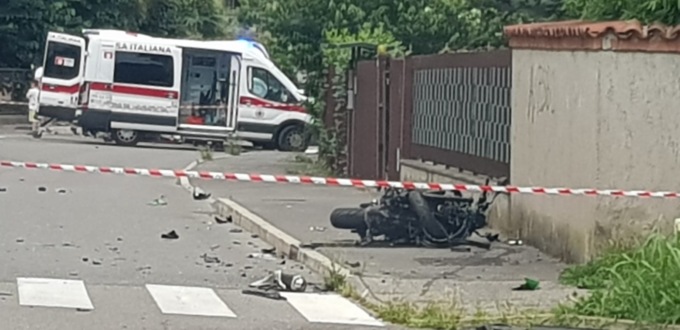 Schianto tra un'auto e una moto: muore 20enne