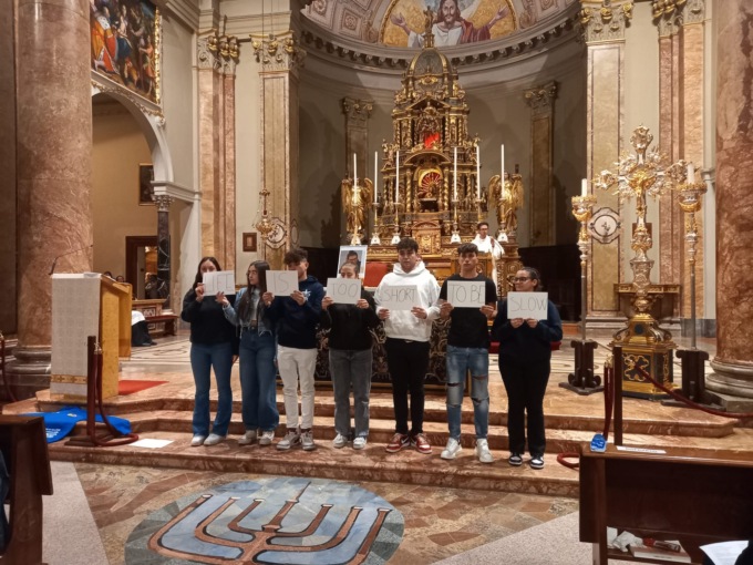 Centinaia di giovani alla veglia per ricordare Mattia Dattis