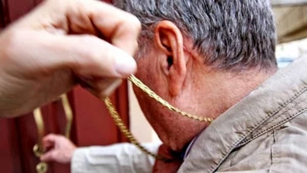 Arrestato il ladro seriale di collanine che prendeva di mira gli anziani