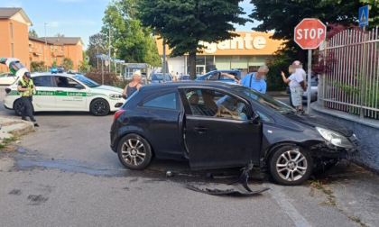 Perde il controllo dell'auto e finisce contro la recinzione di una casa