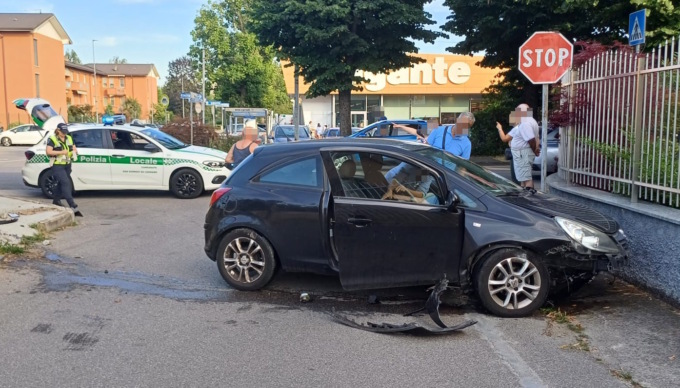 Perde il controllo dell’auto e finisce contro la recinzione di una casa