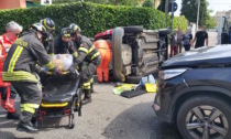 Dopo lo scontro, l'auto si ribalta: 86enne salvata dai pompieri