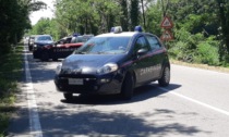 Prende a calci le auto e si scaglia contro i Carabinieri: denunciato