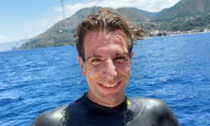 Attraversa lo Stretto di Messina a nuoto in meno di un'ora