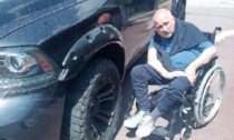 Da disabile a «sciatore» per fare slalom tra le auto