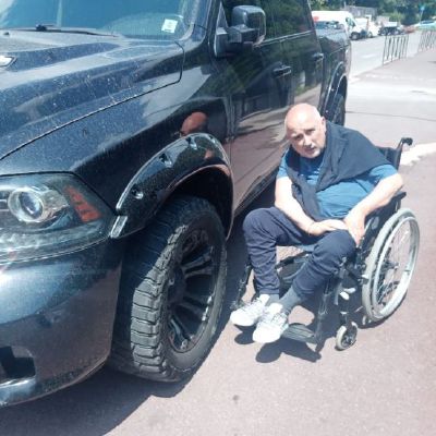 Da disabile a «sciatore» per fare slalom tra le auto